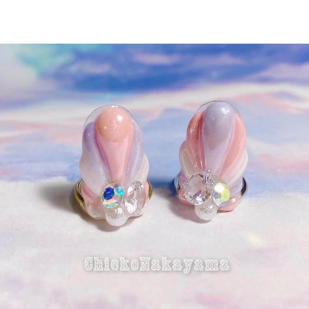なかやまちえこのインスタグラム：「@stampnailring なかやまちえこ #ハンドメイド ネイルリング 💍⠀⠀ リクエスト頂いておりました#シェルネイル  になります。✨こちらのデザインはあまり作らない予定なので、夏に向けて！気になる方はこの機会によろしくお願い致します😌🙏🙏✨⠀ 数に限りがありますのと、1点1点手作りの為同じお色の組み合わせのデザインはありません☺️💕 ⠀ ご購入は @stampnailring  のプロフィールから販売サイトに飛んでいただくか、ストーリーから飛べます☺️☺️☺️⠀ ⠀ #リングネイル は指先に #リング をはめていただくのみの取り外し簡単に爪先のオシャレを楽しめる商品です✨⠀ #スタンピングネイルリング のアカウントのストーリーハイライトのところからショッピングサイトに飛べます！⠀ 全て一点のみのお造りとなりますので、よろしくお願い致します😌🙏🙏✨⠀ #nail #nails #nailart #ネイル #美甲 #ネイルアート  #japanesenailart #manucure #japanesenails #manicurist #gelnails #أظافر #네일아트 #vẽmóng #ngườiđẹp  #เพ้นท์เล็บ #искусствоногтя #artedeuñas #ジェルネイルデザイン #ネイルデザイン #senikuku #nagelkunst #ゆめかわネイル #オーロラネイル #ゆめかわいい ⠀ ・意匠登録済（デザイン特許）STAMPNAIL ・実用新案登録済（使い方特許）STAMPNAIL」