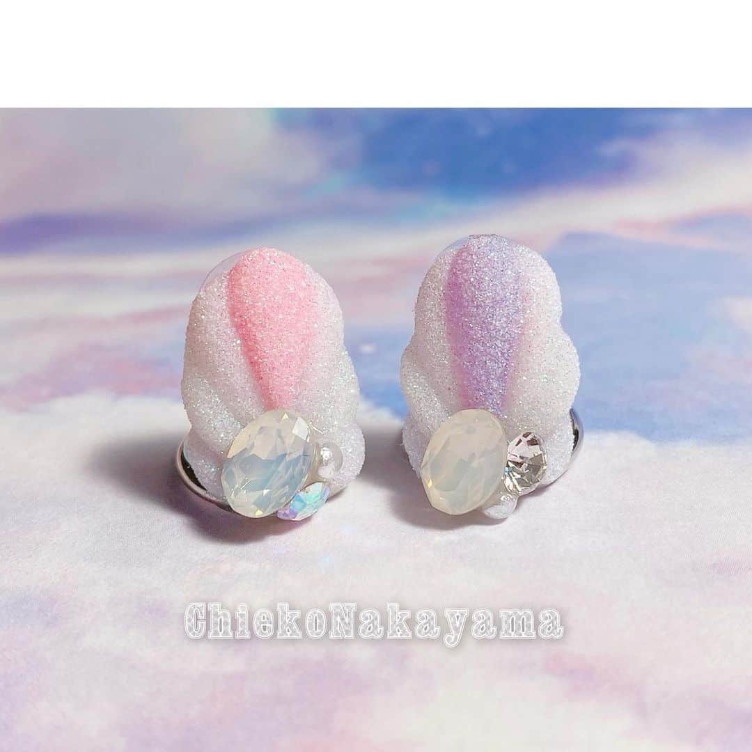 なかやまちえこのインスタグラム：「@stampnailring なかやまちえこ #ハンドメイド ネイルリング 💍⠀⠀ リクエスト頂いておりました#シェルネイル  になります。✨こちらのデザインはあまり作らない予定なので、夏に向けて！気になる方はこの機会によろしくお願い致します😌🙏🙏✨⠀ 数に限りがありますのと、1点1点手作りの為同じお色の組み合わせのデザインはありません☺️💕 ⠀ ご購入は @stampnailring  のプロフィールから販売サイトに飛んでいただくか、ストーリーから飛べます☺️☺️☺️⠀ ⠀ #リングネイル は指先に #リング をはめていただくのみの取り外し簡単に爪先のオシャレを楽しめる商品です✨⠀ #スタンピングネイルリング のアカウントのストーリーハイライトのところからショッピングサイトに飛べます！⠀ 全て一点のみのお造りとなりますので、よろしくお願い致します😌🙏🙏✨⠀ #nail #nails #nailart #ネイル #美甲 #ネイルアート  #japanesenailart #manucure #japanesenails #manicurist #gelnails #أظافر #네일아트 #vẽmóng #ngườiđẹp  #เพ้นท์เล็บ #искусствоногтя #artedeuñas #ジェルネイルデザイン #ネイルデザイン #senikuku #nagelkunst #ゆめかわネイル #オーロラネイル #ゆめかわいい ⠀ ・意匠登録済（デザイン特許）STAMPNAIL ・実用新案登録済（使い方特許）STAMPNAIL」