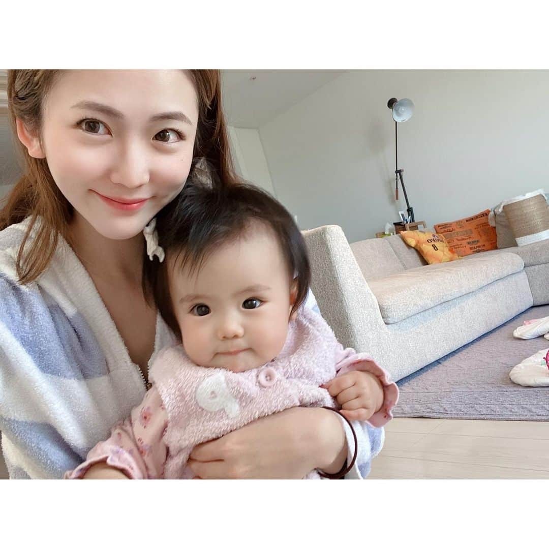 姫野れみのインスタグラム：「#stayhome #親子ショット 一歩も外に出れていませんが 今日からチームが活動休止でパパがいるので ベランダにレジャーシートを敷いて お肉を焼いてプチBBQをしてみたり ハンモックでゆらゆらしてみたり こんな時だからこそ家族3人でまったりと 楽しく過ごしています☺️ 娘もパパとずっと一緒で嬉しそう♡ ・ #baby #girl #babygirl #8months #8ヶ月 #赤ちゃん #ベビー #女の子ベビー #女の子 #ベビフル #ベビー服 #ベビモ  #赤ちゃんのいる生活 #べびすたぐらむ」