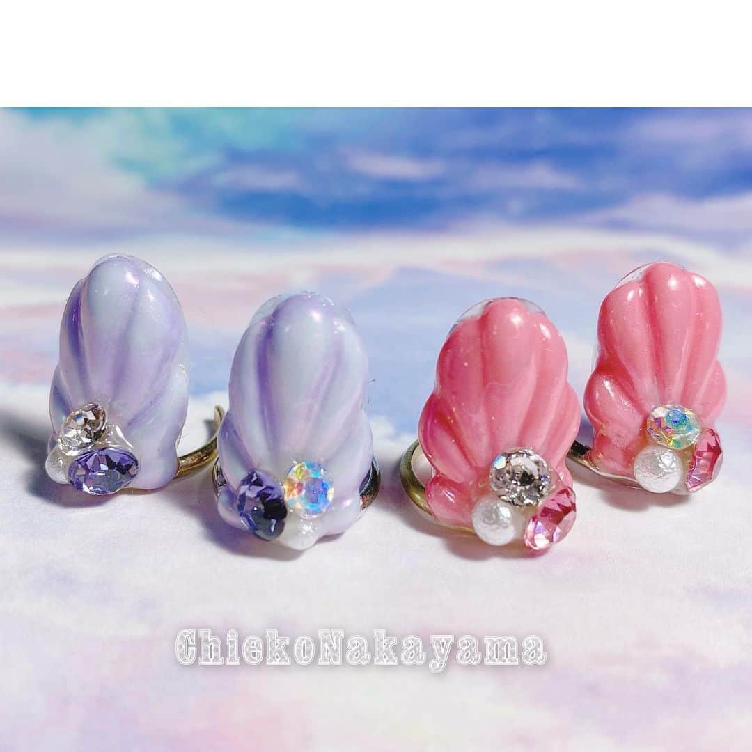 なかやまちえこのインスタグラム：「@stampnailring なかやまちえこ #ハンドメイド ネイルリング 💍⠀⠀ リクエスト頂いておりました#シェルネイル  になります。✨こちらのデザインはあまり作らない予定なので、夏に向けて！気になる方はこの機会によろしくお願い致します😌🙏🙏✨⠀ 数に限りがありますのと、1点1点手作りの為同じお色の組み合わせのデザインはありません☺️💕 ⠀ ご購入は @stampnailring  のプロフィールから販売サイトに飛んでいただくか、ストーリーから飛べます☺️☺️☺️⠀ ⠀ #リングネイル は指先に #リング をはめていただくのみの取り外し簡単に爪先のオシャレを楽しめる商品です✨⠀ #スタンピングネイルリング のアカウントのストーリーハイライトのところからショッピングサイトに飛べます！⠀ 全て一点のみのお造りとなりますので、よろしくお願い致します😌🙏🙏✨⠀ #nail #nails #nailart #ネイル #美甲 #ネイルアート  #japanesenailart #manucure #japanesenails #manicurist #gelnails #أظافر #네일아트 #vẽmóng #ngườiđẹp  #เพ้นท์เล็บ #искусствоногтя #artedeuñas #ジェルネイルデザイン #ネイルデザイン #senikuku #nagelkunst #ゆめかわネイル #オーロラネイル #ゆめかわいい ⠀ ・意匠登録済（デザイン特許）STAMPNAIL ・実用新案登録済（使い方特許）STAMPNAIL」
