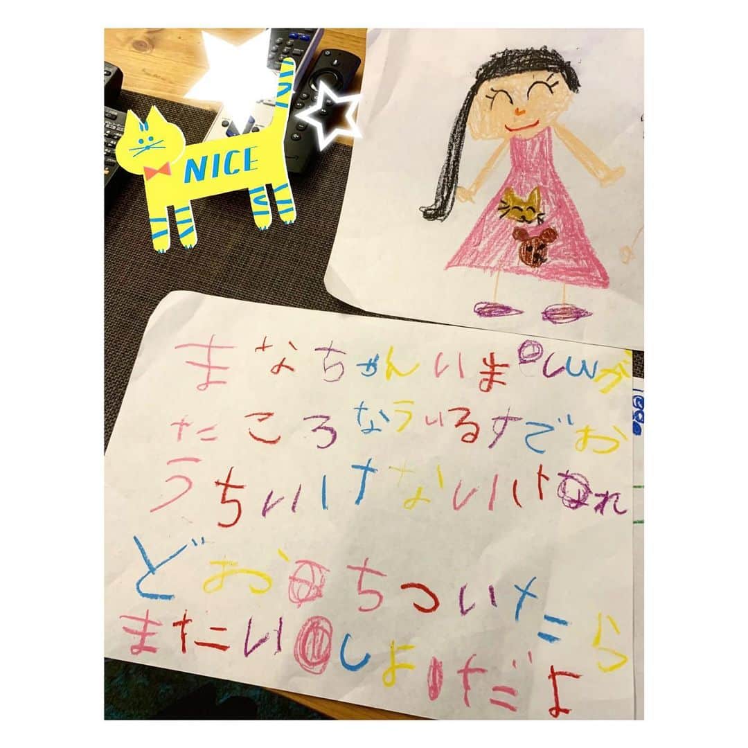 三倉茉奈さんのインスタグラム写真 - (三倉茉奈Instagram)「姪っ子から絵とお手紙。 ﻿ "まなちゃん ﻿ いま しんがたころなういるすで ﻿ おうちいけないけれど﻿ おちついたら またいっしょだよ"﻿ ﻿ ( ；∀；) ﻿ ﻿ 嬉しい。﻿泣ける。 そして…すごくしっかりしてる！ しんがたころなういるす。 5歳だけどコロナのこともよく分かっている。﻿ ちゃんと手洗いうがい消毒もしながら、わがままも言わずお家で良い子に過ごしてるみたいで。﻿本当にえらい。大人も見習わなきゃ。子供がこんなにちゃんと認識して過ごしてるのに、勝手な行動してられない。 まなちゃんも負けじと家で良い子で過ごすからね！また落ち着いてゆっくり会えるの楽しみにしてるよ。 #love﻿ #niece﻿ #nephew﻿ #letter﻿ #stayhome﻿ #うちで過ごそう #おちついたらまたいっしょだよ」4月15日 21時24分 - mana_mikura_official