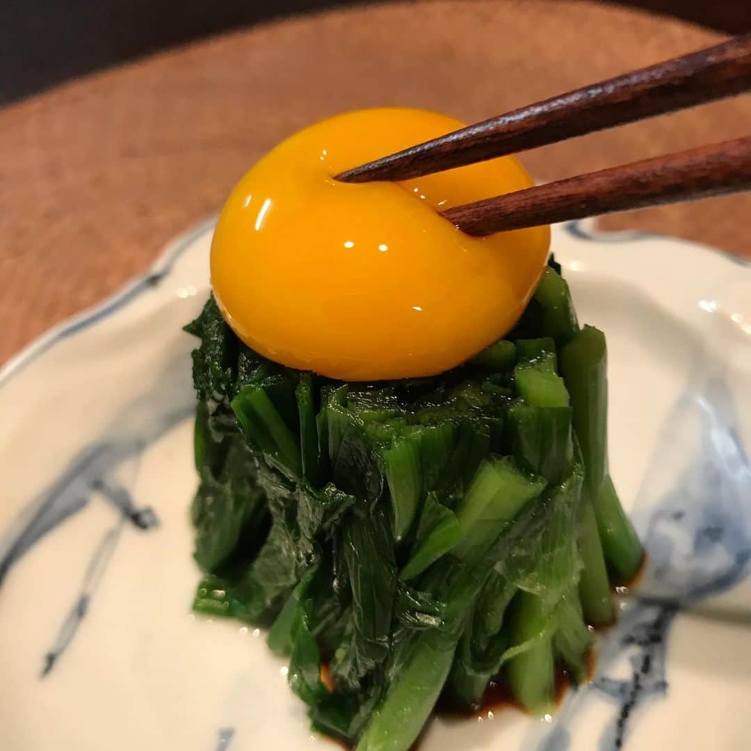 小谷あゆみのインスタグラム：「#新しいニラたま ニラ1束 たまごの黄身 醤油３滴 いただきましたーーー こんなんなんぼあっても食べられますからね〜 夕方自転車で、ご近所エリアの友達３人に配り回り（屋外にて）15束さばきましたー 順子さんまきちゃん直子、ご協力ありがとうございました❣️ 居酒屋で食べたニラおひたし思い出して再現 #ネオニラたま とろみがソースとなり、おひたしなのでアクもなくめちゃくちゃいけます これなら毎日2束減るーー #モツ鍋 #ちょい干ししめじ（食感よくなりうまし） #卵の白身は油揚げの下❣️ しかしあれやな ニュース見てたら #山中教授も西浦教授も関西弁 #関西人の生命力、生きる強さ〜〜 こうゆ〜ときぃ〜〜 #あると思います メモ #真岡市の食券制度すごい #自治体がクラウドファンディング（前払い）の胴元にならなくちゃ！ #将来の消費をニラんで❣️ #高知のニラ #黒潮町のニラ #佐賀のニラ #伊与木農園 #万田酵素　で作ってます」