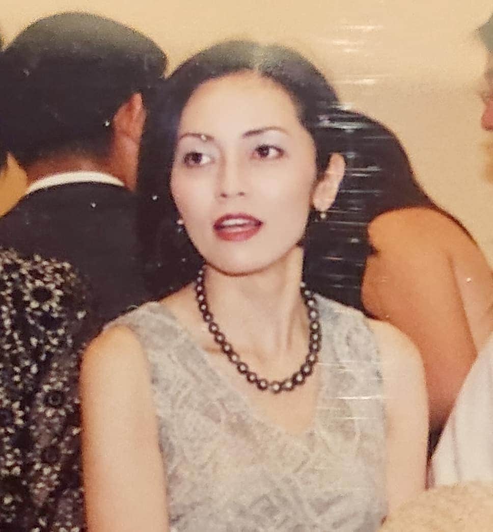 有本香さんのインスタグラム写真 有本香instagram 書棚を片付けていたら 25年ぐらい前の写真が出て来て皆で笑う 痩せ過ぎていて完全に別人 4月15日 21時33分 Arimotokaori