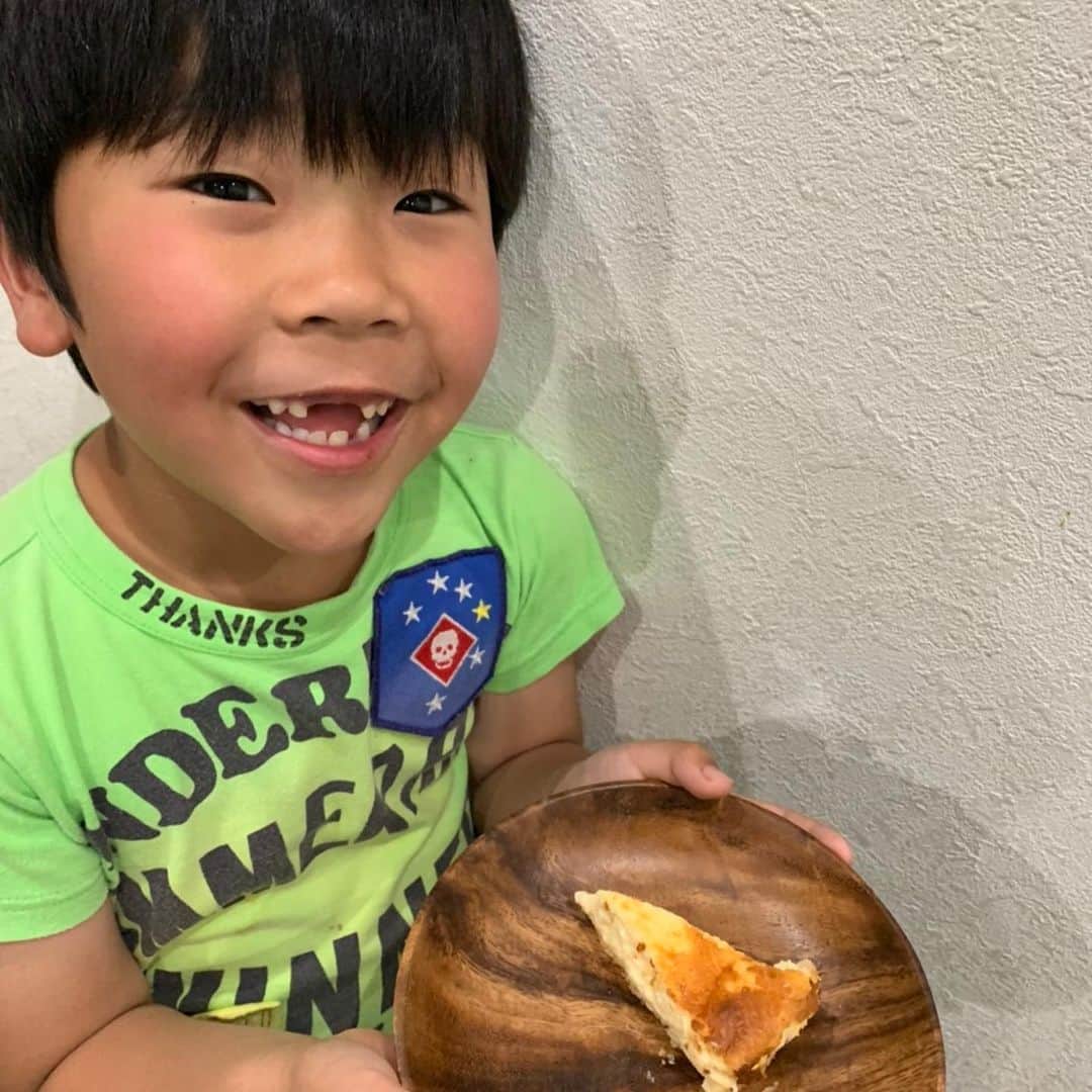 鈴木福さんのインスタグラム写真 - (鈴木福Instagram)「タンタンがチーズケーキを作りました！！ すごい！！ タンタンの尊い(笑)  #チーズケーキ#おうち時間」4月15日 21時26分 - s_fuku_te
