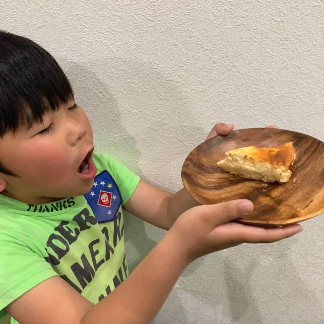 鈴木福さんのインスタグラム写真 - (鈴木福Instagram)「タンタンがチーズケーキを作りました！！ すごい！！ タンタンの尊い(笑)  #チーズケーキ#おうち時間」4月15日 21時26分 - s_fuku_te