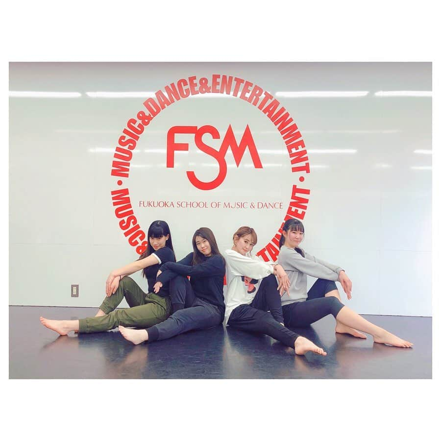 日向カンナさんのインスタグラム写真 - (日向カンナInstagram)「#過去pic 先月、福岡FSM専門学校の体験入学生へのダンスレッスンをさせてもらいました☺️✨✨ ・ コロナの件もあり、参加予定の方がほぼ来られない状況にはなりましたが、学校側も最善の対策をしてくださり、ダンスを初めて習う高校生の皆と新鮮な時間になりました😄🙌🙌 ・ 何と言っても、実は映像学科の講師をしている大分県出身のいとこと一緒にお仕事が出来たことが、本当に嬉しかったなぁぁ💓 ・ 小さい頃から1年に1度大晦日に大分県に行って、皆でヤンチャして遊ぶのが楽しかったね〜っと、昔話が止まらなかったよ🥰💕 ・ また改めて福岡FSM専門学校に行けることを楽しみに、素敵な先生方待っててくださいね♪ ・ レッスン、改めて楽しかったなぁ😄🌷オンラインレッスンも今後やって行きたいなぁ✨✨✨ まずはネット環境を、しっかり整え直さなきゃ！ ・ #ダンス #dance #レッスン #専門学校 #fsm #ダンサー #インストラクター #いとこ #親族 #モデル #福岡 #体験レッスン #体験レッスン受付中 #オンライン #オンラインレッスン #dancer #素敵 #東京 #出張 #感謝 #感謝の気持ち #ありがとう #幸せ #換気 #スタジオ #ダンスの先生」4月15日 21時27分 - kanna_hinata