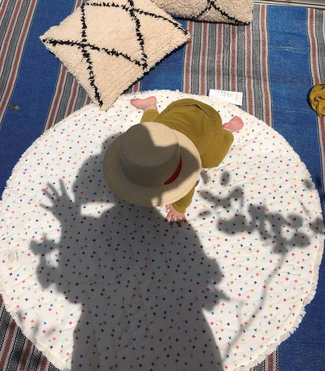 濱中鮎子のインスタグラム：「今日はお天気がとても良かったのでバルコニーでお茶を。 お嬢は日焼け止めばっちりで楽しんでました。😘 #stayhome」