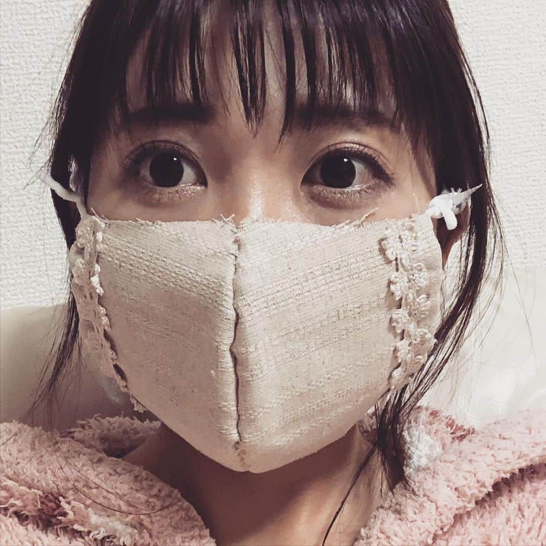 黒田菜月さんのインスタグラム写真 - (黒田菜月Instagram)「きょうも１つ作りマスク😷🌈 #マスク職人 #アナウンサー #マスク作り #マスク女子 #女子アナ #手作りマスク大人用  #立体マスク手作り  #立体マスク #布マスク #ハンドメイドマスク #マスク量産 #ハマり出したら止まらない  #おしゃれマスク #手作りおしゃれマスク  #おうちじかん　#おうち時間 #おうち時間向上委員会  #ストレスマネジメント  #だって大人だもん #私だって #ライブ行きたい #イベントやりたい #お買い物行きたい #早く森ねぇ様の結婚祝いしたい #焼肉食べに行きたい #熱海旅行とかしてみたい #それはただの憧れだけど  #それぞれがんばろう  #コロナに負けるな #stayhome」4月15日 21時37分 - nyaaatsuki_krd