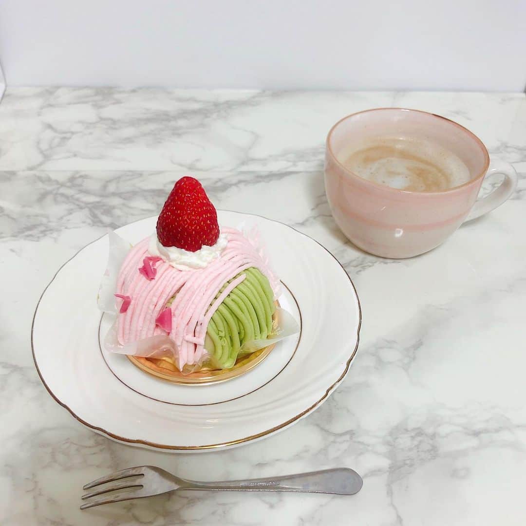 のインスタグラム：「・ お家で春っぽいケーキ食べた🍰🍴 桜と抹茶のモンブラン🌸🍵 ケーキは1番モンブランが好き！  みんなの好きのケーキは？？ ・ #お家カフェ　#おうちカフェ #お家時間　#おうち時間　#モンブラン　#春ケーキ #ケーキ　#おうちcafe #おうちおやつ」