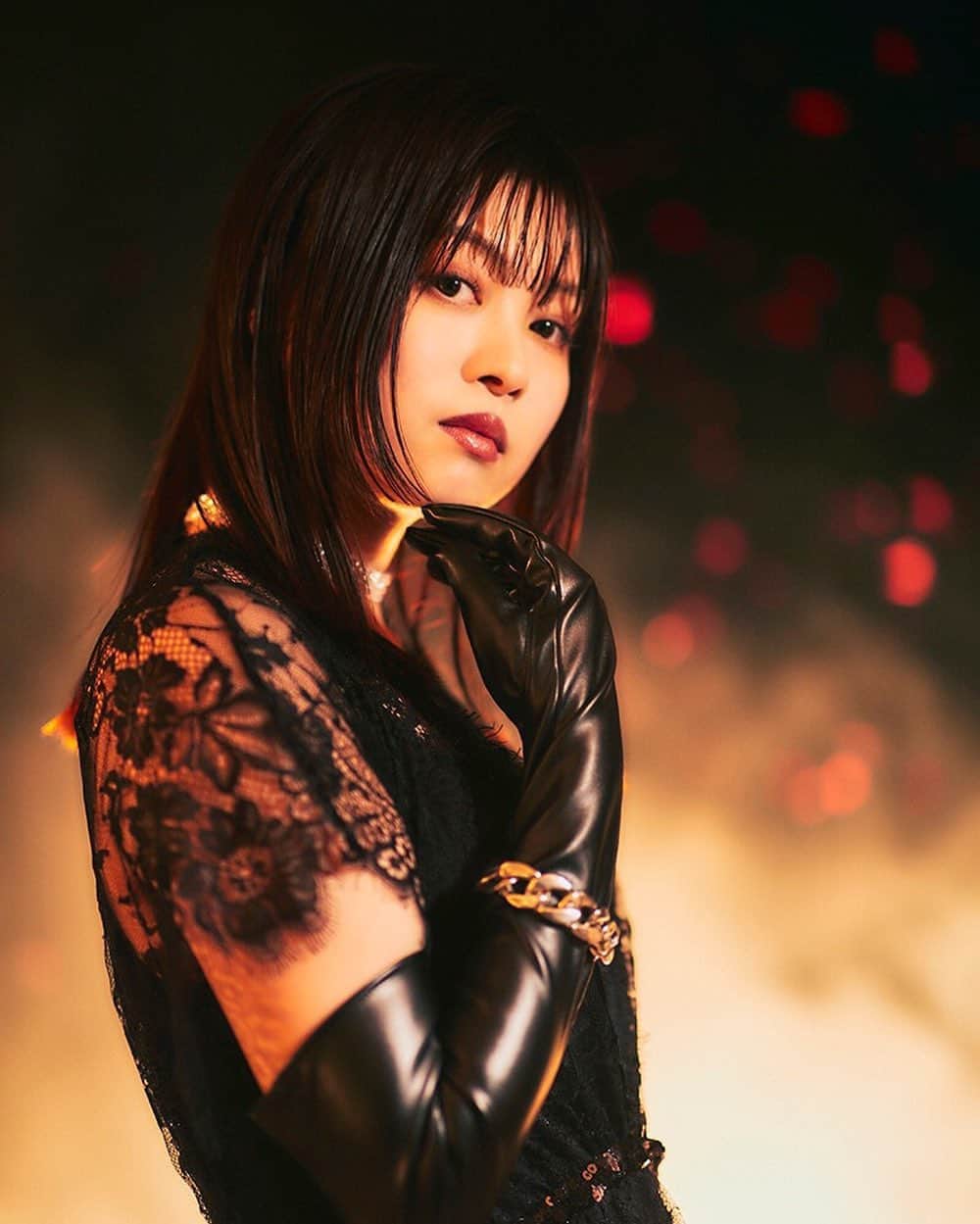 鈴木このみのインスタグラム：「New!! 📸  新アー写は、炎を背負って。 大きな覚悟を持った人の歌です🔥  8月26日リリース「Realize」（TVアニメ「Re:ゼロから始める異世界生活」第二期OPテーマ） お楽しみにーっ！！ #rezero #リゼロ #鈴木このみ」