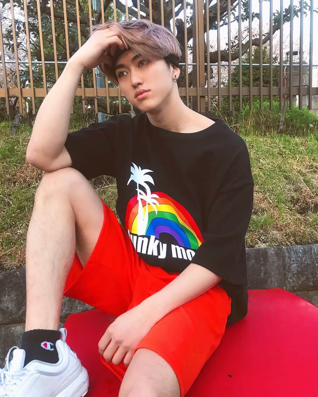のインスタグラム：「Junky mood chillin. 🌈🌴😎 . . . .  #orange #junkymood #fit #cordinate #streetwear #streetfashion #fashion #davidharada #onitsukatiger #asianboy #drip #model  #コーデ  #コーティネート  #シルバー  #ストリートファッション  #ストリートコーデ  #ストリート  #ファッション #맞팔 #선팔 #맟팔환영 #서울 #부산 #셀카 #셀스타그램 #얼스타그램 #셀피 #협찬 #좋아요」
