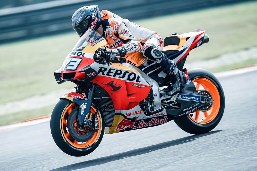 レプソル・ホンダのインスタグラム：「Pull them up, it’s Wednesday! #WheelieWednesday ⠀⠀⠀⠀⠀⠀⠀⠀⠀ @pullandbear」