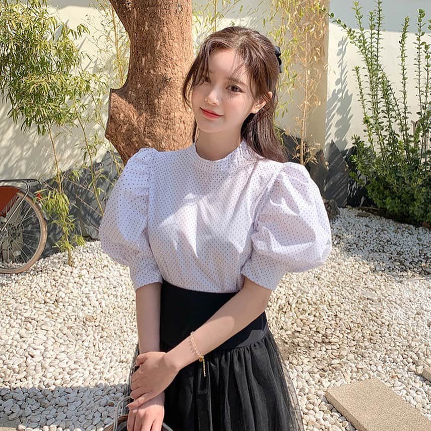 Chuuのインスタグラム：「얼굴 작아보여서 넘 조아하는 블라우스🤎」