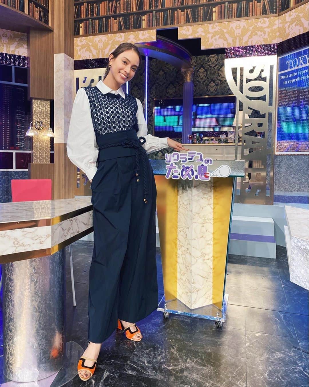 滝沢カレンさんのインスタグラム写真 - (滝沢カレンInstagram)「みなさん、こんばんは💫  今時が流れているこの時間にはなりますが、 テレビ東京さんにて「ソクラテスのため息〜滝沢カレンのわかるまで教えてください〜」 出場しています。(少し前に収録した)  ただ今は、「家計改善！節約術で老後資金貯める方法教えますSP」ということを話し合います☺️ 話し合うというか、話し合いにもならない私がいるので、またもや変わらず教えて頂いてます🙇🏼‍♀️ こんな時だからのおうち時間は、ご飯を食べ台所にドシドシお礼を言ったからには、テレビでもみて一緒にゆっくりしましょう😌  ぜひテレビ東京さんお願いしますね。  私は毎日強い眼鏡(目が悪いため)で映画をたくさん見すぎて、 夜になるのくるくる眼鏡していたのかと思うほど目を痛めつけて申し訳ないので、夜は目をあっためています。 これはおすすめです。  目をつむりながら映画を観るわけにはいかないので、みなさんも身体のところどを確実で守っていきましょう😊  おやすみなさい⭐」4月15日 22時26分 - takizawakarenofficial