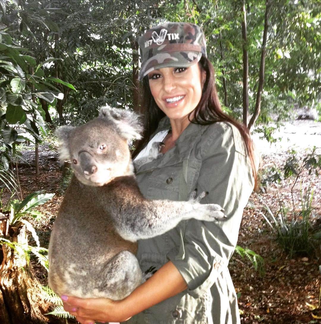 リサ・アンさんのインスタグラム写真 - (リサ・アンInstagram)「#lookingback #Australia #2012 My first time holding a Koala at the same sanctuary with the Kangaroos. I still visit them when I go back, every time. 🐨」4月15日 22時22分 - thereallisaann