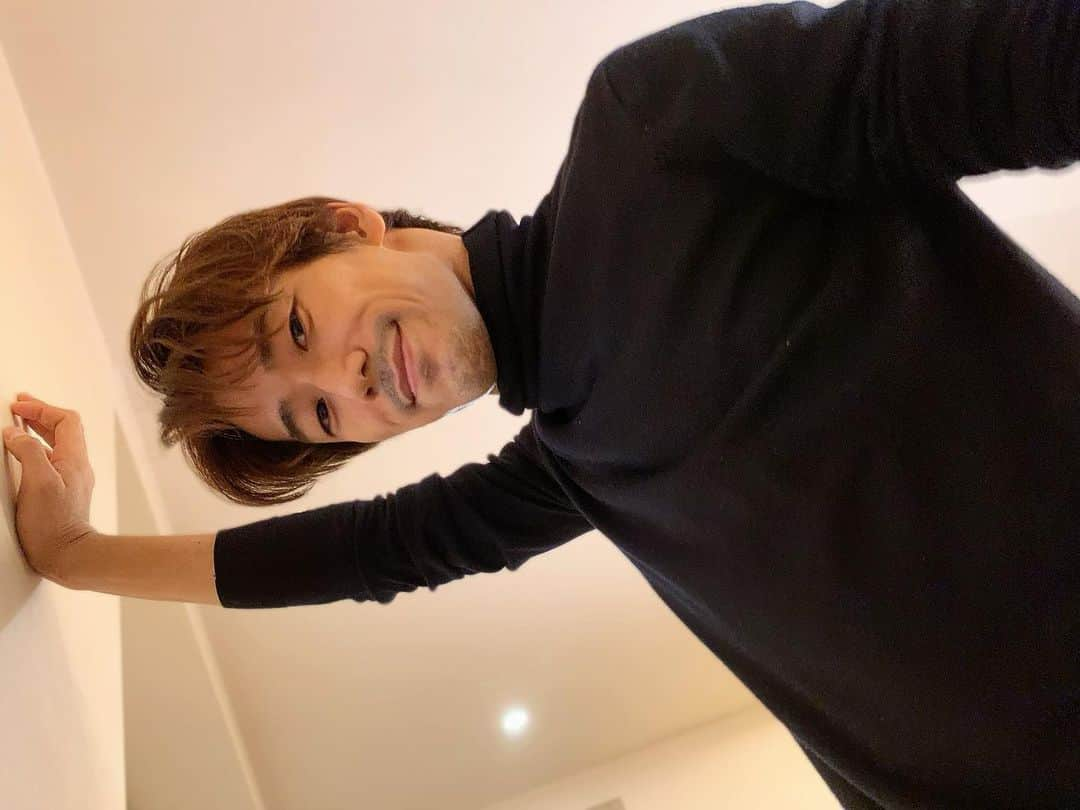 小林直己さんのインスタグラム写真 - (小林直己Instagram)「ー家に帰ると奥の部屋から彼が出てきたー . 直己「おしごとお疲れ様。今日はどんな1日だった？」 . . How was your day? . #EXILE#三代目JSOULBROTHERS#三代目JSOULBROTHERSfromEXILETRIBE#三代目JSB#三代目#3jsb#Idh#小林直己#直己#NaokiKobayashi#stayhome#stayathome#うちで過ごそう#おうちにいることがヒーロー . #乙ゲー風#😂#直己バージョン#壁ドン#身長3メートルくらいありそう」4月15日 22時23分 - naokikobayashi_works