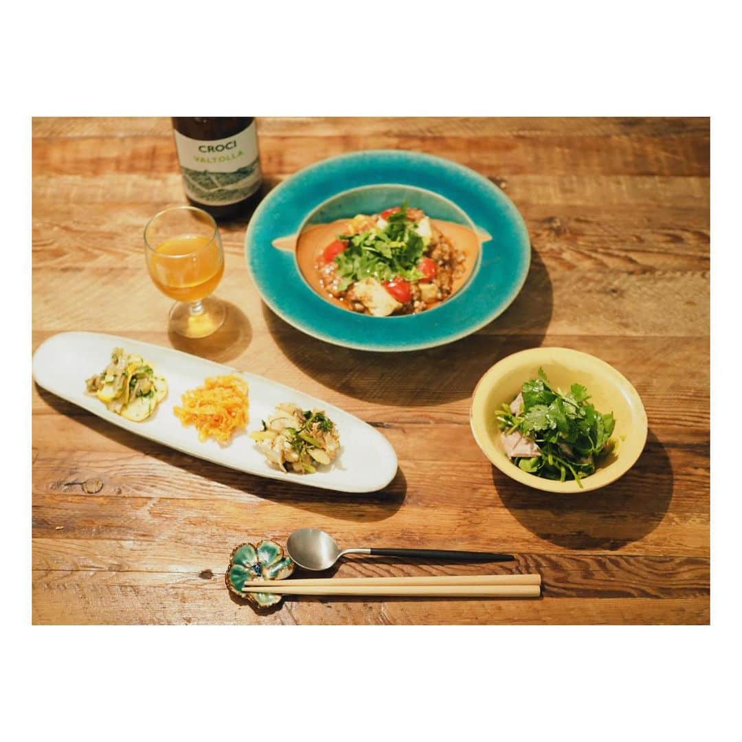 高山都さんのインスタグラム写真 - (高山都Instagram)「今夜はトマト麻婆豆腐🍅 みじん切りにするものや、調味料を合わせるのが多かったりで、少し面倒な麻婆豆腐。 でも、自分で作ったら(なんとかの素とかよりね)やっぱり美味しいなぁー。 レシピは #高山都の美食姿2 に載っています。 今日は、ひき肉のカサ増しで、椎茸としめじをみじん切りにして入れました。 副菜は @usagifarm_ai の菊芋とセロリの塩炒め にんじんタラコ ズッキーニと搾菜と大葉の和え物 セリと三つ葉と茹で豚のサラダ インスタライブでも、おっちょこちょい連発なのに、皆さんの温かい見守りで、なんとか無事に完成。 ワインは @sagamiya01 さんでお任せでデリバリー頼んだもの。イタリアのエミリアロマーニャの #VALTOLLA 麻婆豆腐によく合う。優しいけど、負けない強さがあるオレンジワイン。 今夜もたくさんの方にありがとう。 みんなに支えられて笑ってられるんだな、きっと。 #みやれゴハン」4月15日 22時24分 - miyare38