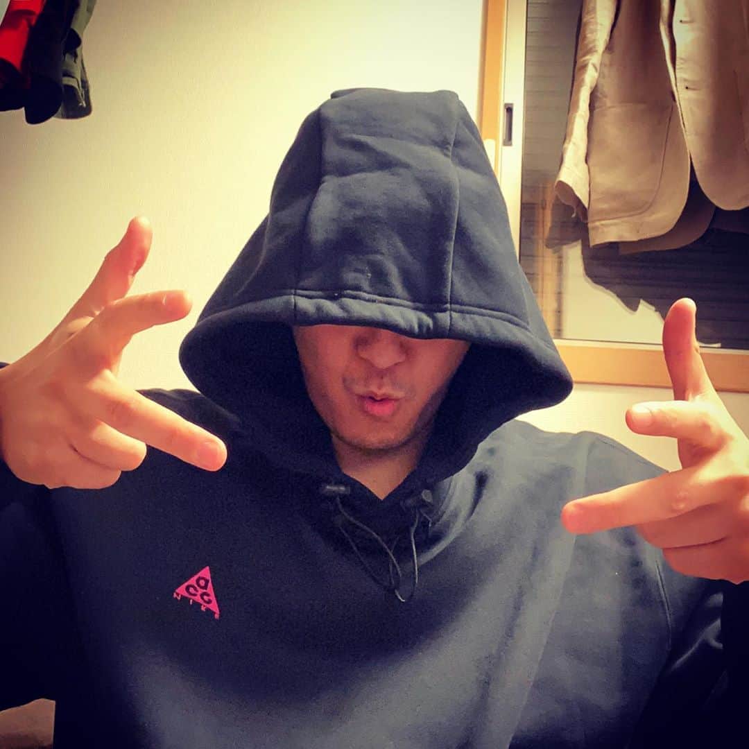 長田庄平のインスタグラム：「仕事が無くて髭伸びっぱなし、 そんな時は、  かぶれ！！ 小汚いのがカッコよくなる！ それがパーカー！！ Mrパーカーjr  #Mrパーカーjr #ミスターパーカージュニア #かぶれ #有吉の壁 #チョコレートプラネット」