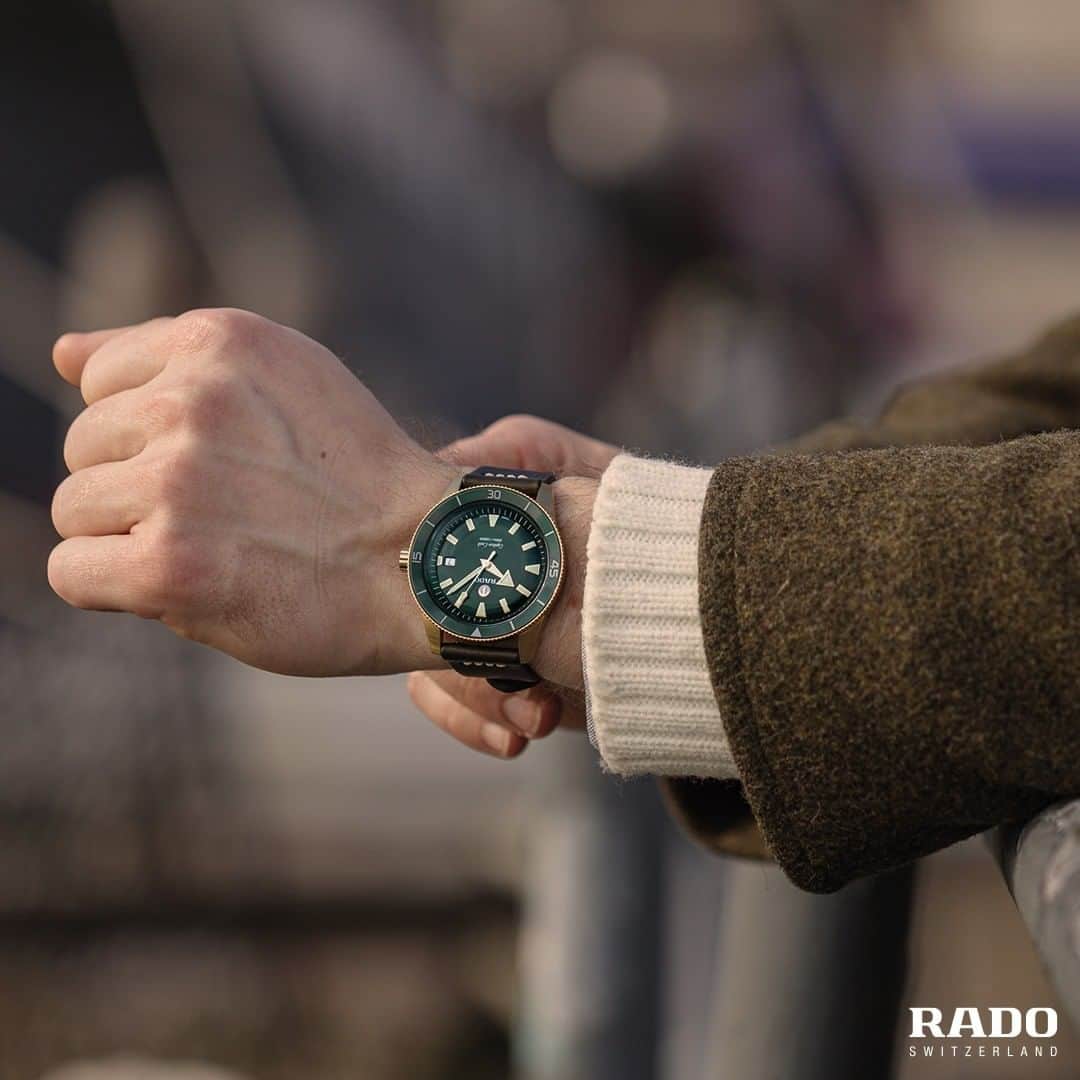 のインスタグラム：「Be ready for all of life’s adventures with the Rado Captain Cook Bronze Automatic that sits perfectly on the wrist of any adventure seeker. #RadoCaptainCook #Feelit」