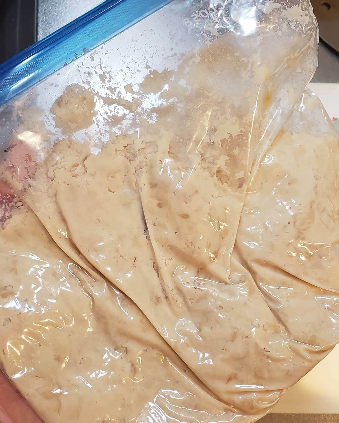 梅田陽子さんのインスタグラム写真 - (梅田陽子Instagram)「大豆の水煮が安かったので、今一度軽く湯がいて、ジッパーに入れて手で潰してフムス！ 大豆のフムスもなかなかいける！塩にオリーブオイルたらしてうまうまです。 作りながらキッチンで飲みながら🍷食べちゃった。 前、@yokomiyoharu ちゃんに味噌作りを教えてもらった際に、大豆を潰したものを食べたら本当に美味しくて、またやってみたの巻。  #フムス#humus#中東料理 ?#簡単料理#大豆#豆#キャスター#アナウンサー#梅田陽子」4月15日 23時10分 - yokoumeda