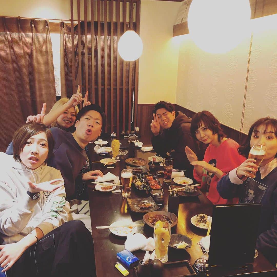 はるのインスタグラム：「#過去の遅スタグラム #貯めてた2月分の投稿をこの時期にさせていただきます🙇‍♂️ #この日は #サンパウロ　さんのライブ #サンパーキングエリアのゲストとして #ねこ屋敷　と出させていただいた日 #女性がザザボに大量いた日 #王将時代の先輩田口がつちょくちょくご飯食べる話して #気づいたらけんしろをさんが田口と呼ばれてて #あたしはテラフォーマーズって呼ばれてた #男脳女脳 #山崎の大量に数珠大量につけてる奴信用できひん説 #タケヤさんにケツキックさせて頂きました🙇‍♂️ #打ち上げまで連れてってもらい気づいたら荒川とけんさんがアルプス一万尺やってた #なんの時間やってんあれだけ #サンパウロ　さん #ねこ屋敷 #きてくださった方本当にありがとうございました！！！」