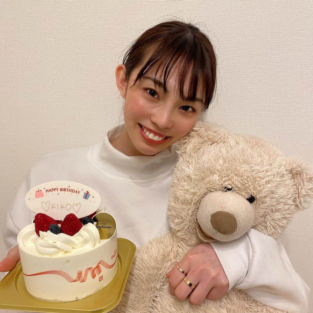 松井貴香さんのインスタグラム写真 - (松井貴香Instagram)「- - たくさんのお祝いメッセージありがとうございました☺️💗💗 - 大好きな友達が家にきてくれて ひっそりとお家でお祝いしてもらいました🎂 - 家で今出来ること、向き合える時間を大切に 25歳も頑張ります！！ - - #0414  #誕生日 #ありがとうございます #ケーキ #明日からケーキは控えます #おうち時間 #髪ボサボサ #birthday #friends #stayhome #cake #happy #me #thanku #instagood #like4likes #followｍe」4月15日 23時12分 - kiko414_m