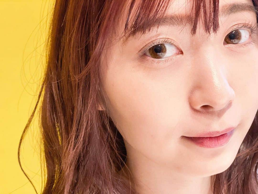 元美容部員 和田さん。さんのインスタグラム写真 - (元美容部員 和田さん。Instagram)「私が私生活でずっとずっとこんなコンタクト﻿ が欲しかった！！！！！！！！！！！！﻿ というただ自己満のカラコンがついに、﻿ ついに発売させて頂く運びとなりました😌✨﻿ その名もアンビエンス2weekシリーズ。﻿ ﻿（写真のメイクは全てさせて頂きました♡） ヘアはななみん✂️ @zarami.91  いつも可愛いヘアありがとう。 ﻿ 既に売り切れそうなほど大人気のようで、﻿ 購入頂いてる皆様本当にありがとうございます😭﻿ ﻿ ﻿ ﻿ 個人的にこのシリーズは、﻿ ⚫︎品の良さ⚫︎凛とした目力⚫︎柔らかな女性らしさ﻿ この３つにこだわって制作しました。﻿ ﻿ ﻿ 私自身、従来のカラコンだと﻿ ⚫︎着色直系が少し大きくて、どうしても﻿ 「入れてます！」感が出てしまうところ、﻿ ⚫︎自然光ならまだしも、室内でカラコンを﻿ していると、目に光が入らなくてタピオカさん﻿ みたいな、暗い目元になること、﻿ ⚫︎元々の目が黒でも茶色でも、﻿ 透けさせること、目をくりっとみせること﻿ このいずれかを叶えることが出来る事。﻿ ﻿ その中でもオーラスローベージュ301は、﻿ （1,3枚目）﻿ とても私ごとなのですが周りの何人かの友達が﻿ 元々目が黒いけどどんなコンタクトを入れても﻿ 明るくならない、元の黒目にカラコンが﻿ 負けてしまう、そんな声が多く﻿ 「黒目の方でも透けるベージュの﻿ コンタクトをつくりたい！」と思って﻿ 制作しました。重要なところは色ではなく﻿ 「光の入り方」にあります。﻿ 目の縁は非常に細かなドット柄を埋め尽くして﻿ あえて縁に光を差し込むようにしています。﻿ 私達の瞳の真ん中の黒目は1番濃く、﻿ そこに色をつけても負けてしまうので、﻿ あえて真ん中の黒目は出るように﻿ ドーナツ型に大きく開けて、その周りの色を﻿ 思いっきり透けベージュにしました。﻿ ﻿ ﻿ クリアピンクブラウン302は、﻿ （2,4枚目）﻿ ﻿ 大人の女性にこそDOLLY MAKEを瞳から﻿ 楽しんでほしい！と思って（私個人的に﻿ もう、大人だけど🧑いつまでもお人形みたいな﻿ 女の子に憧れるものです）﻿ 20代後半の大人女性に向けて作った﻿ サイズも裸眼より一回りくらい縁取った﻿ 12,6ミリのバレずに女の子になれるカラコン。﻿ ﻿ オーラスローベージュとは真逆で、﻿ あえてフレーム感をしっかり縁取って﻿ サイズは小さいけど濃度は高いドーリーな﻿ 目元を彩るデザイン。﻿ ニュアンスピンク×ブラウンで﻿ バレないのに何故か女の子らしい、﻿ 雰囲気を盛れるカラコンにしました。﻿ ﻿ ﻿ 2weekシリーズなので1dayよりもお得です。﻿ ﻿ 無理して買わなくて良いのです。﻿ でも、和田さん。プロデュースじゃなくとも﻿ これは絶対に喜ばれる自信作😁﻿ 在庫がなくなる前にお試しされる方は是非。﻿ ﻿ ﻿ 今回一緒に制作して頂きました、﻿ 元々大愛用していたリッチスタンダードの﻿ 社員の皆様にたくさんたくさん要望を伝え﻿ 何度も何度もサンプルを出し戻しして、﻿ 時には無理なお願いもして、ようやく﻿ 理想通りの自信作が完成しました。﻿ たくさんお世話になった皆様、﻿ 本当にありがとうございました。﻿ 夢を叶えてくださり、ありがとうございます。﻿ @richstandard_jp ﻿ 勉強させて頂いた事が多く、本当に﻿ 感謝しています。私は、幸せ者です。 ﻿ ﻿ そしていつも応援してくださる﻿ 優しいわでぃの皆さん。﻿ 皆さんの、応援のおかげで夢が叶いました。﻿ 本当にいつもありがとうございます。🥰😭✨﻿ getしてくれた皆さん、 つけて目だけ自撮りして、 moruで加工して（本当に盛れる！） 是非タグづけしてね！コメントしに行きます！  #大人ナチュコン ﻿ ﻿ ﻿ #大人ナチュコン #アンビエンスシリーズ #リッチスタンダード」4月15日 23時26分 - wada.akane