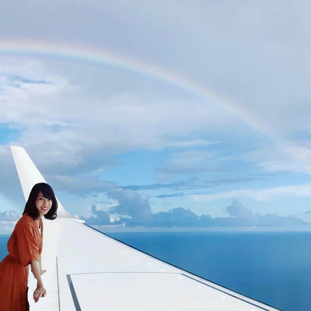 meiのインスタグラム：「いま流行りの #お家じかん 📸  去年飛行機にのったときに撮った空の上の写真がお気に入りだったので、自分を空の上に旅行してる写真みたいに加工してみた🌈✈️ 前は一生懸命細かく時間かけて切り取ってたのに、アプリで切り取りってあってやってみたらすぐ切り取れちゃってビックリ！ 写真だけで自分を空の上に連れてってみたけど結構楽しい気持ちになれたよ。 (って打ちながら、この子大丈夫かな？とか思われるんじゃないかと思ってる人がいるんじゃないかとちょっと不安がってる。) ※これは合成写真デス  #お家時間 #空の上 #虹 #写真旅行 #楽しい気持ち #るん #はっぴー」