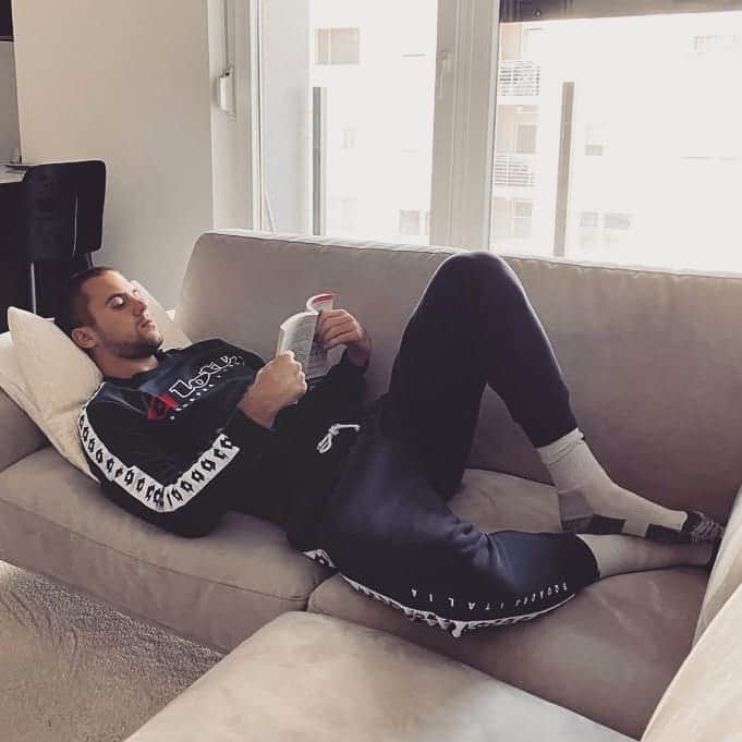 ラスロ・ジェレさんのインスタグラム写真 - (ラスロ・ジェレInstagram)「What are you reading these days?🙂」4月15日 23時37分 - lacidj_95