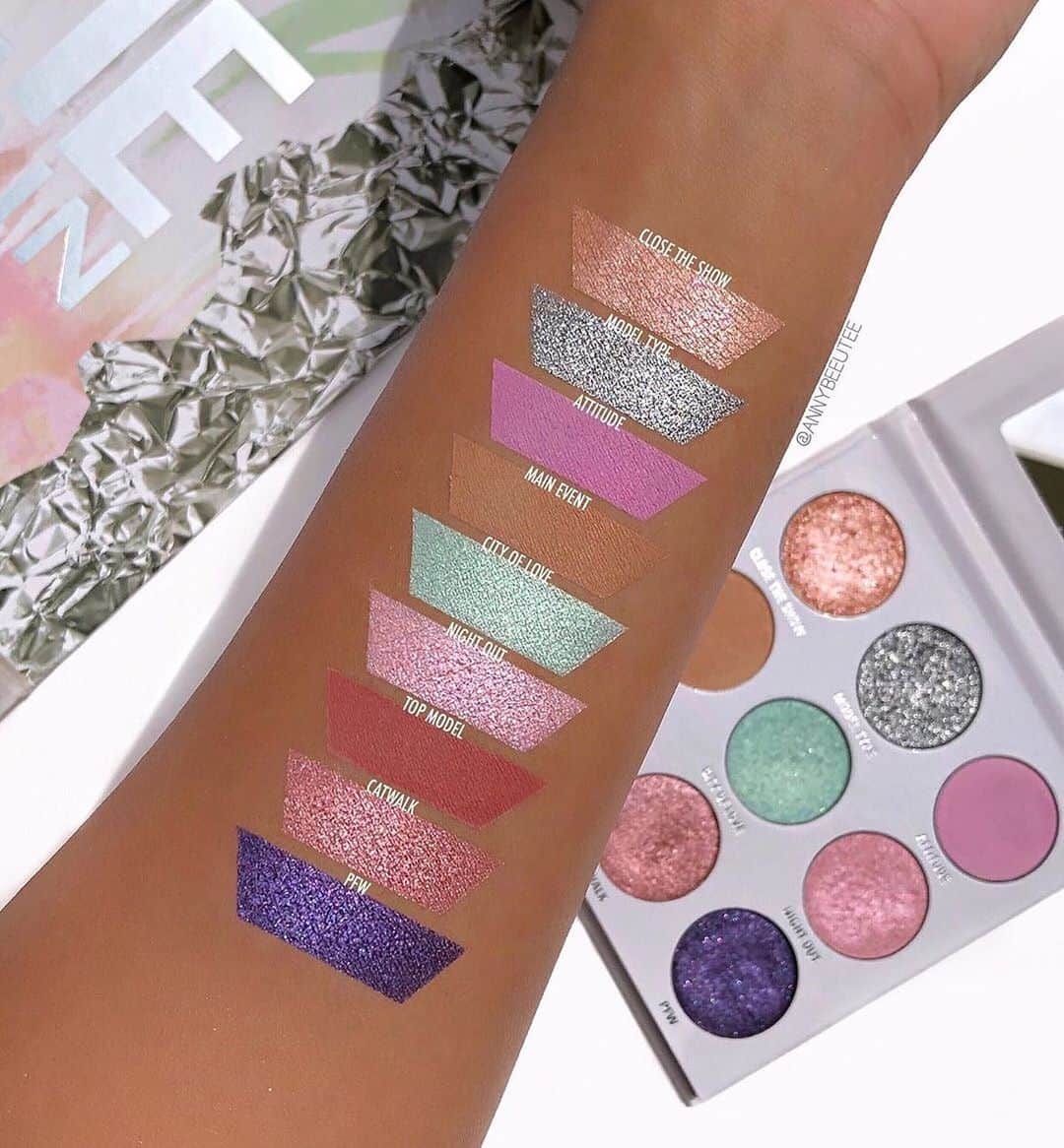 Kylie Cosmeticsさんのインスタグラム写真 - (Kylie CosmeticsInstagram)「balmain palette swatches by @annybeeutee 💗💜 which shade catches your eye first? ✨」4月15日 23時35分 - kyliecosmetics