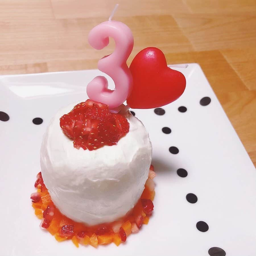 篠崎愛さんのインスタグラム写真 - (篠崎愛Instagram)「今年は手作りケーキでお祝いしました☺️❤️ #愛犬バースデー」4月15日 23時56分 - shinopp._.ai