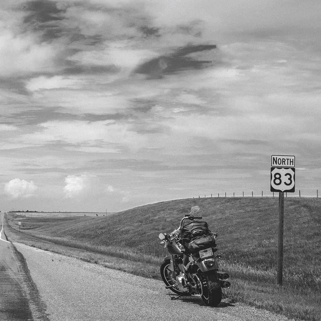 Harley-Davidson Japanさんのインスタグラム写真 - (Harley-Davidson JapanInstagram)「Road to Nowhere. #ハーレー #harley #ハーレーダビッドソン #harleydavidson #バイク #bike #オートバイ #motorcycle #道 #road #ツーリング #touring #空 #sky #雲 #clouds #情景 #scene #highway83 #2020 #自由 #freedom」4月15日 23時58分 - harleydavidsonjapan