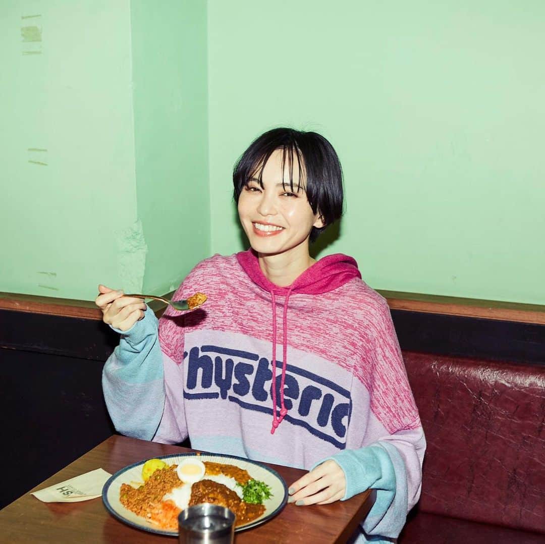 InRedさんのインスタグラム写真 - (InRedInstagram)「今月のヒステリックグラマーの連載ページはスパイスカレーのお店を訪問しました🍛 鮮やかな店内にヒスの洋服がとてもマッチ！！ カレーは口に入れた途端に広がるスパイスの香りが絶妙！本当に美味しかったです😋🍴 次は白身魚のカレーが食べたいなぁー！！ ヒスを着て、美味しくカレーを頬張る游ちゃんをぜひチェックしてください💕  #inred5月号 #インレッド5月号 #ヒステリックグラマー #hystericglamour #スパイスカレー #spicecurryfish #比留川游」4月16日 0時06分 - inrededitor