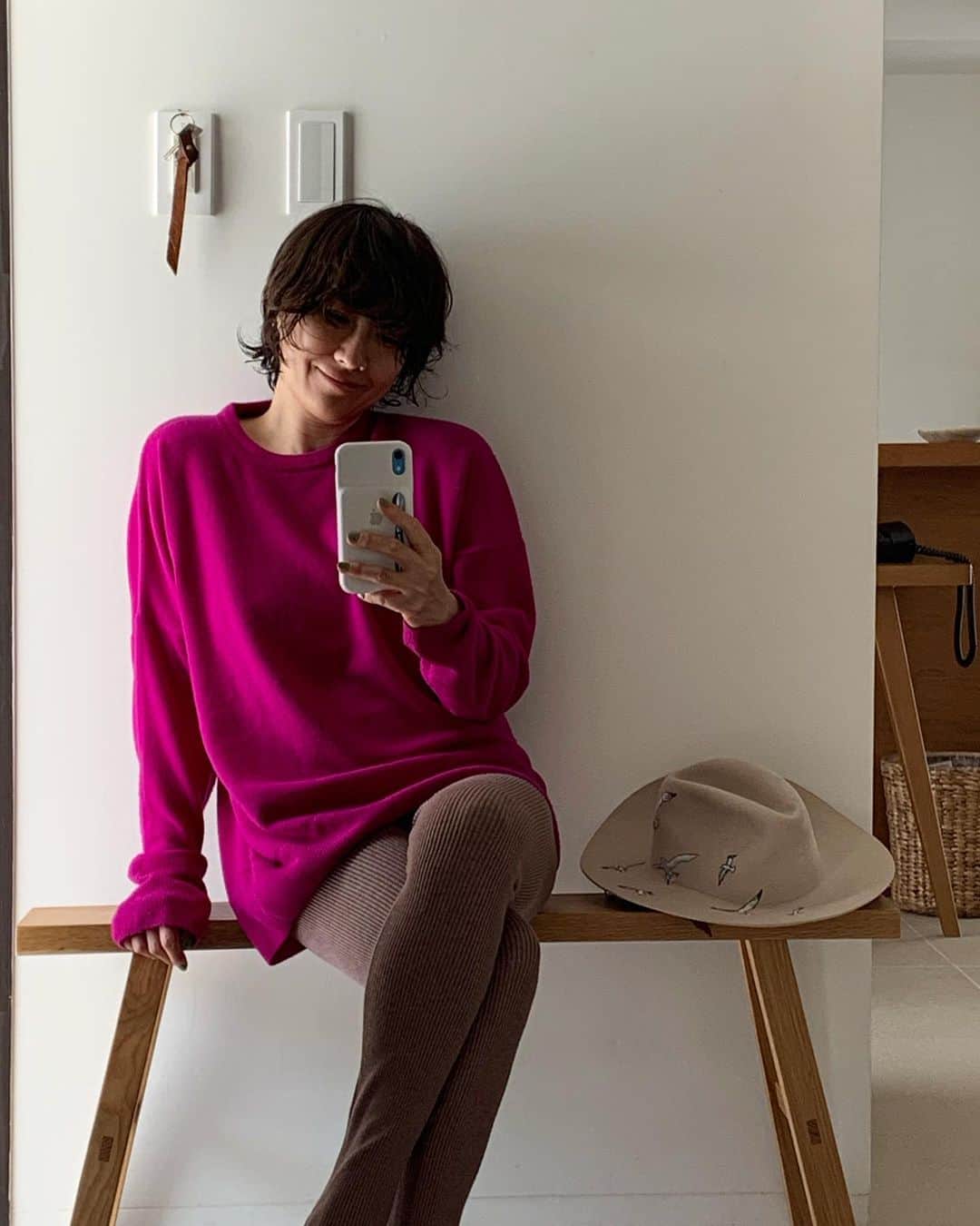風間ゆみえのインスタグラム：「急な寒の戻りに重宝しているメゾンカレのカシミヤニット。強めのピンクが体温も気分も上げてくれる✨  @maisoncarree.jp  @la_marine_francaise_official  #yumie_k_style」