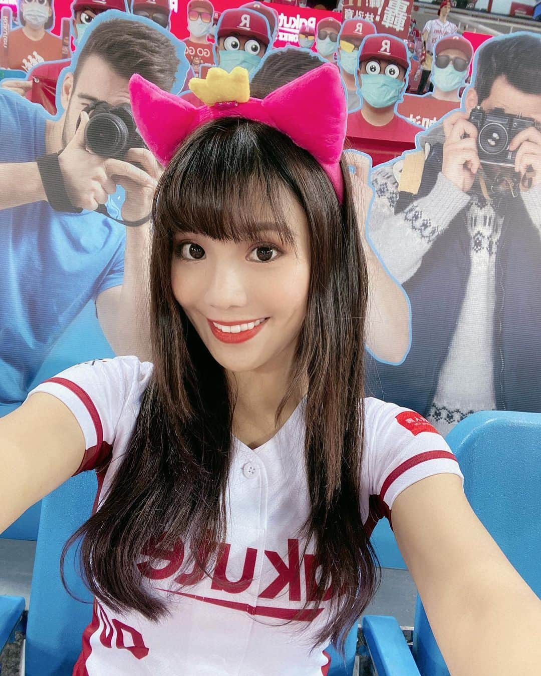 琳妲さんのインスタグラム写真 - (琳妲Instagram)「⚾️⚾️⚾️ 第一場球賽就延長 趕高鐵的朋友們快點回家唷😂 #rakutengirls琳妲  #桃猿最強  #桃猿大勝  17號見❤️」4月16日 0時07分 - linda831212