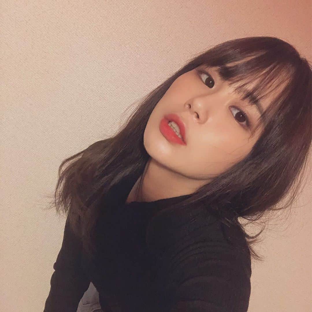 末吉咲子のインスタグラム：「. . . 黒髪の写真見ると黒髪にしたくなる😂 困ったものだ🤔🤯笑  #selfie #黒髪 #セミロング #셀카 #셀스타그램 #일본 #도쿄 #東京#tokyo #japan #japanese」