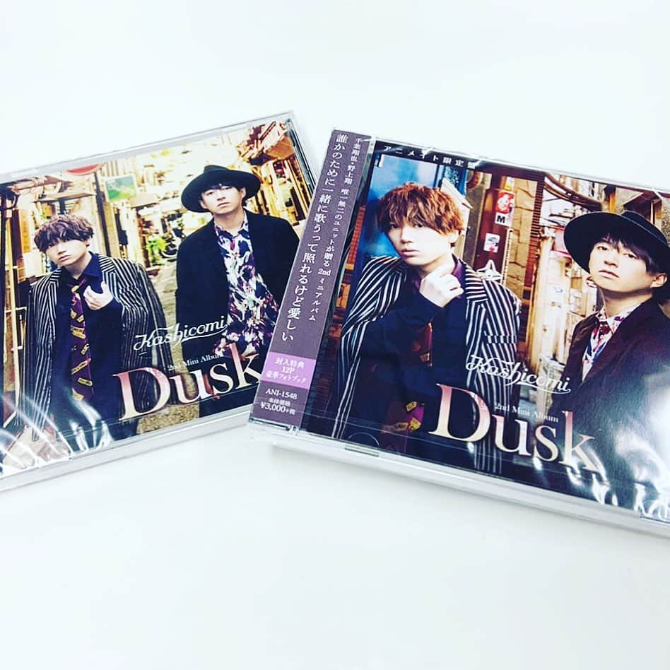 千葉翔也さんのインスタグラム写真 - (千葉翔也Instagram)「April 15th Kashicomi 2nd Mini Album "Dusk" release!💿 このあと25時からは超A&G+で全曲実際に聴きながらトーク📻 無料ラジオなので、これを機に知ってもらいたい！  #野上翔　#千葉翔也　#Kashicomi #ユニット　#music #newrelease #nowonsale #april15th #翔福翔来　#song  #Dusk #us #雨が止むまで　#透き通る青　#Beliver #仮面の素顔 #ありがと  #ジャケットコーデ　#声優  #衣装　#スタイリスト　#」4月16日 0時21分 - shoya_chiba_official