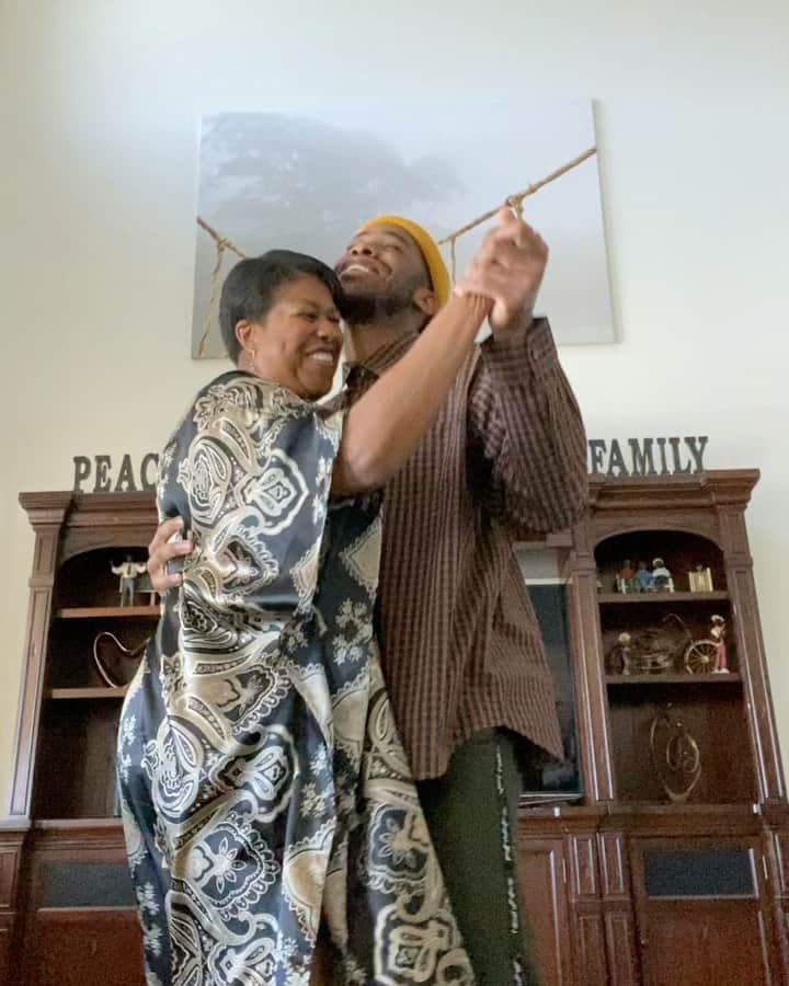 タイタス・マキン・ジュニアのインスタグラム：「SURPRISE DANCE W/ MOM IN THE LIVING ROOM to my own song • pretentious or adorable? 🤔 • • • #stayhome #ButterflyAli #ListenToMe #LinkInBio #DadsShirt #laundryday in this house you’re never safe from the camera 😂」