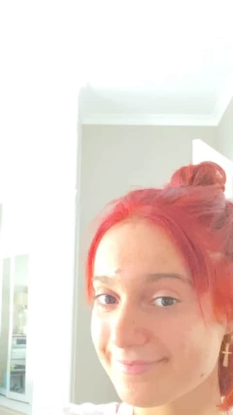 ケリー・オズボーンのインスタグラム：「WARNING!!! if you suffer from OCD this video maybe triggering for you and its best that you do not watch. While we are in quarantine it is so unbelievably important that we keep our mental health in check. I want to take the time to introduce you all to a dear dear friend of mine @kelss_recovery_ she is 16 years old and is struggling with OCD while being in quarantine. She like many other dealing with severe mental health issues has been completely cut off from her support groups and vital daily routine due to this pandemic. This is why @kelss_recovery_ decided to do one of the bravest things I have ever seen and started her page to highlight what she is going through in a bid to connect with and help others suffering from OCD. She wants to make a difference even though she is really struggling. Her dream is to one day become a nurse so she can help others and share her story. Her gentle but realistic approach is also helpful for parents so they can see what young people who suffer from OCD are going through. She’s not trying preach or trigger she’s just trying to be real and honest! She is approachable and will always answer questions relevant to mental health! Thank you for your bravery @kelss_recovery_ you will get through this and come out stronger. I am so proud of you for putting yourself out there in such a vulnerable way. I love you little one and will always be here for you!!!!」