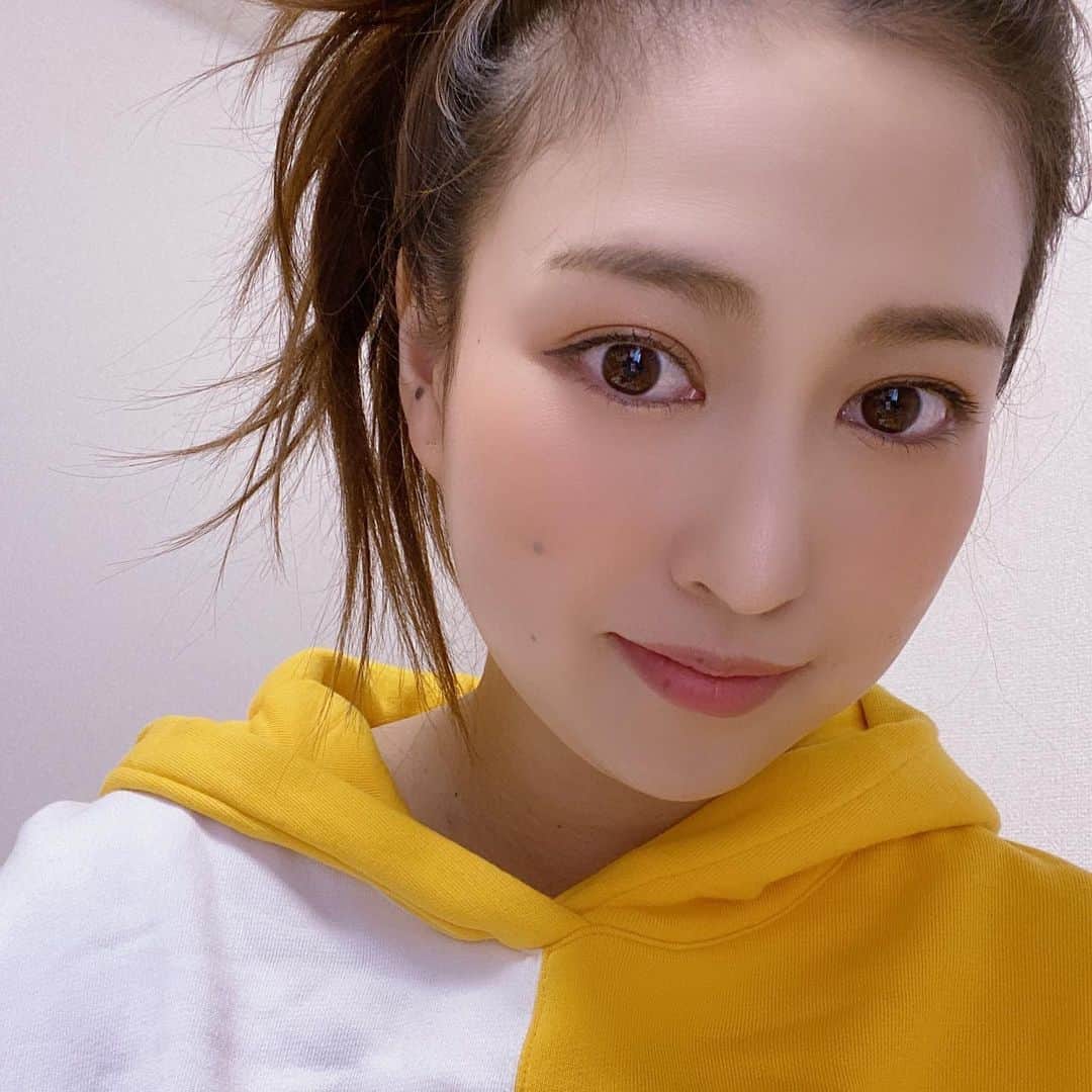 吉江瞳のインスタグラム：「二重顎なくならないかなー🥺」