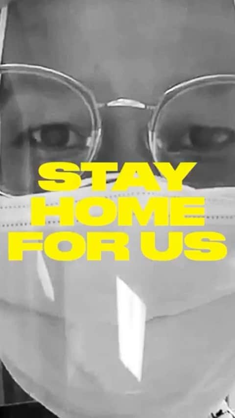 ヒュー・ジャックマンのインスタグラム：「... is brought to us by @convicts and @nygovcuomo and the many many health care workers using all of their strength, their heart, their training and time away from their families to help save lives. #thankyouhealthcareworkers #stayhomeforus」