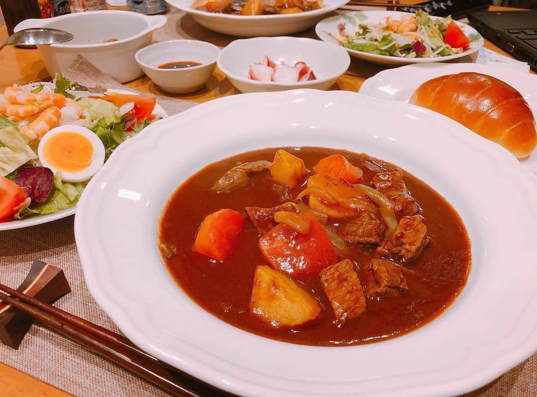 のインスタグラム：「cooking💗👩🏻‍🍳🍳🥕 * * #料理 #おうち時間 #stayhome #おうちごはん #cooking #ビーフシチュー #シーフードサラダ #🍖 #🥗」
