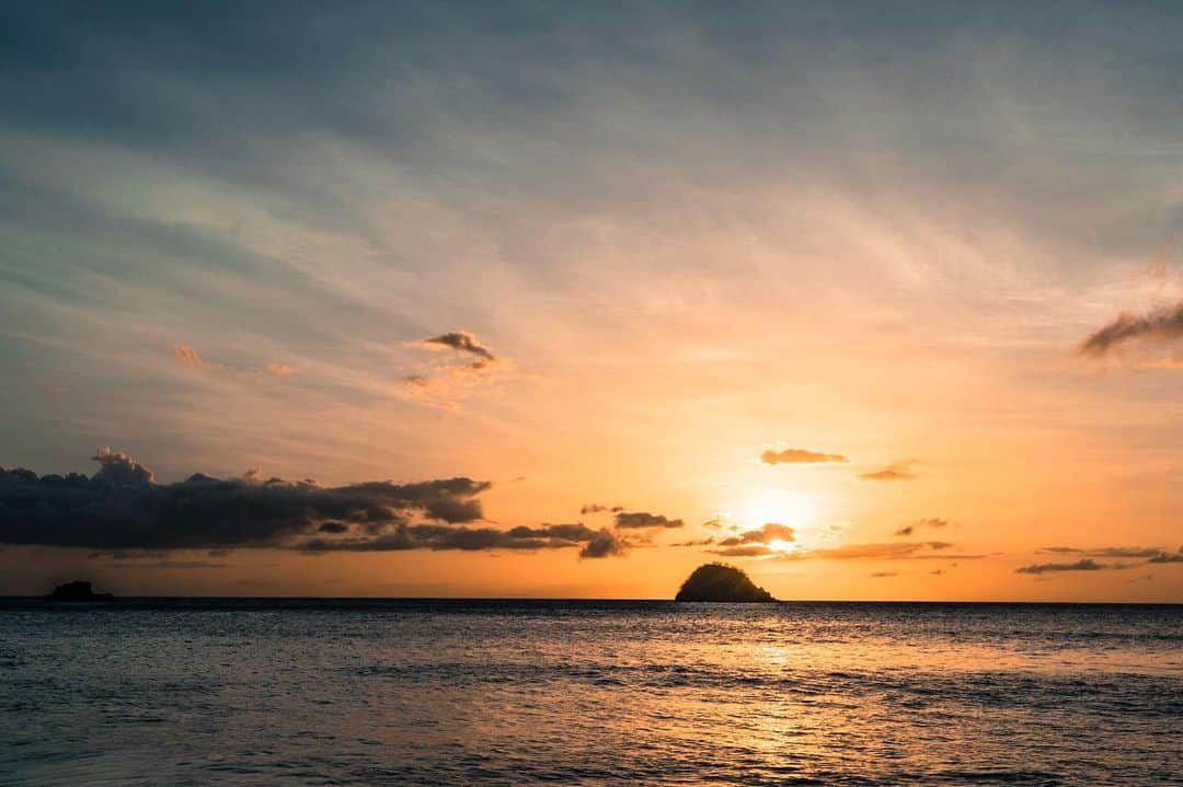 シグリッド・アグレンさんのインスタグラム写真 - (シグリッド・アグレンInstagram)「Not gonna lie, not being able to be in nature and near the ocean has been quite hard. I always knew but never fully realized how important it was to my emotional and physical balance. However the other day as I was looking at my prints on the wall, I felt some comfort. I felt like I could still feel the infinite beauty and power of mother Nature. The confinement has its share of challenges but it also allows us to reflect and think about what really matters. One thing is sure, it has made my reason for photographing even clearer : to bring as much light, love and healing energies through my images. #naturephotography #natureheals #martinique #thistooshallpass」4月16日 0時44分 - sigridagren