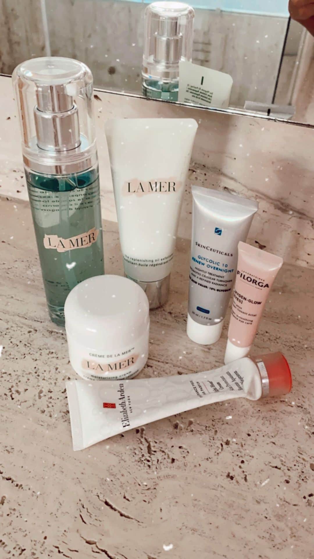 ジョアナ・サンスのインスタグラム：「Aquí les enseño los productos que utilizo en mi día a día para cuidarme la piel. Me faltó añadir una crema... Las veces que no utilizo la crema de La Mer, utilizo una crema de Avène, la Cicafalte (crema reparadora). Hidrata muchísimo y regenera la piel de posibles marquitas de granos, sequedad... A mi me va muy bien para las veces que me toco los granos y me dejo marcas🤦🏽‍♀️」