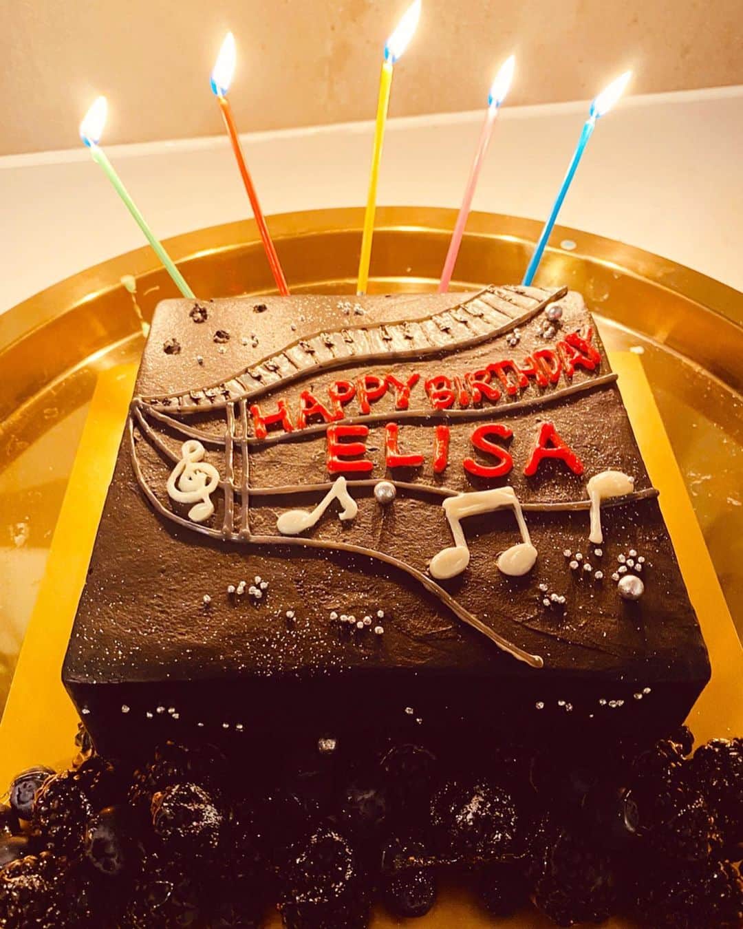 ELISAさんのインスタグラム写真 - (ELISAInstagram)「いまね、誕生日ケーキが届いたの！  サンタさんかな、嬉しい、、😭 ケーキのデコレーションのセンスといい鍵盤のクオリティーといい　#ノイエ銀英伝　を彷彿させるような宇宙感！があって、とってもステキ〜！ 勿体ないけど、早く食べたい！  いつもだったら、恒例のバースデーライブで、皆んなと一緒にケーキを食べることができたけど、今年は開催できなかったからバースデーケーキはお預けだと思ってたよ😢  いい子にしてると、良いことあるね(⌒▽⌒)v」4月16日 0時47分 - elisa_0414