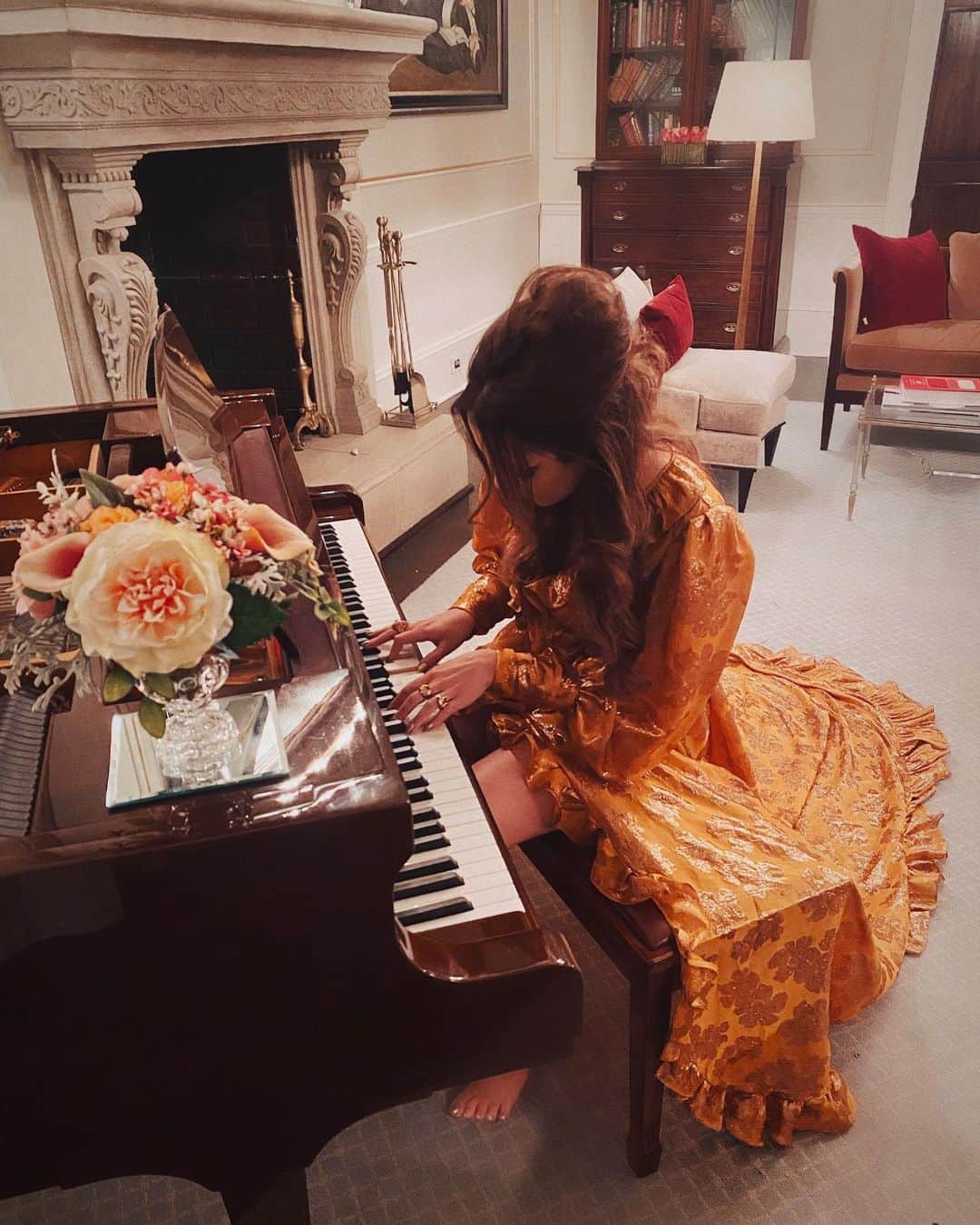 エリザベス・ギリースのインスタグラム：「Me playing piano at lunch on set when things were normal! I’m absolutely in love with this gown from Friday night’s new episode. I’m going to post a lot of pics so be prepared.」