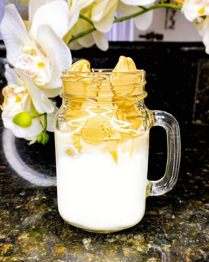 Fashion Climaxxのインスタグラム：「Whipped Coffee Recipe! My current obsession lol Sooo delicious and easy to make enjoy! Xox . 2Tbsp of sugar 1 or 2Tbsp of instant coffee 1Tbsp of water Milk of your choice .  Receta de café batido! Ya que muchos de ustedes lo solicitaron ¡¡¡Aquí está !!! Tan delicioso y fácil de hacer. ¡Disfrutalo¡ Xox . 2 cucharadas de azúcar 1 o 2 cucharadas de café instantáneo 1 cucharada de agua Leche de tu gusto」