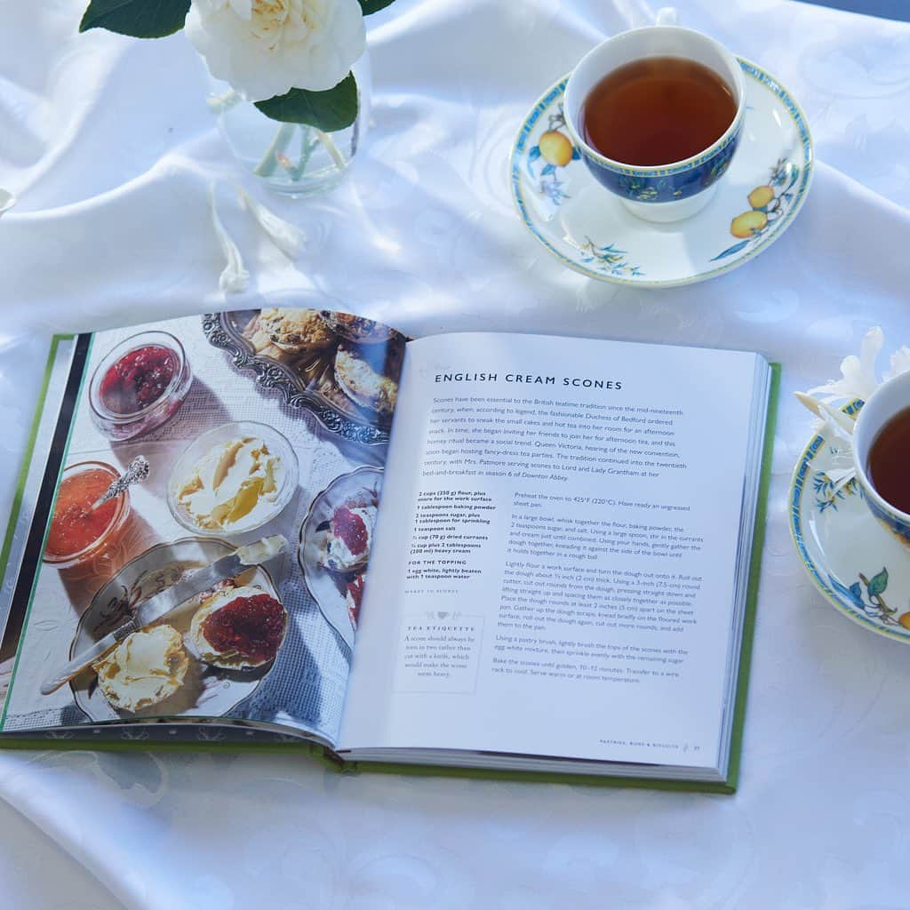 ダウントン・アビーさんのインスタグラム写真 - (ダウントン・アビーInstagram)「Create tea time classics such as Cream Scones with the Official Downton Abbey Afternoon Tea Cookbook. Pre-order now: https://bit.ly/DATeaCookbook  #DowntonAbbey #DowntonAbbeyAfternoonTea」4月16日 1時14分 - downtonabbey_official