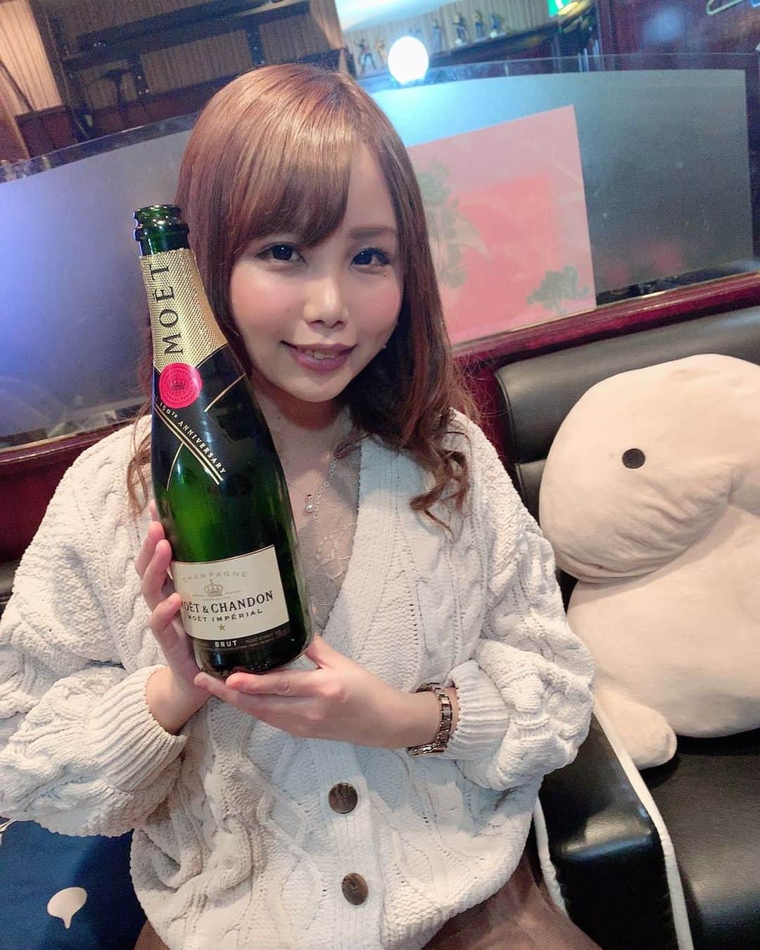 のインスタグラム：「4/11 ギルガメ1日店長イベント . 瀬乃が困ってるからと助けに来てくれて 本当に感謝です。 おかげで今月は乗り切れそうです‼︎ . . 元々イベントをこの先やるか悩んでいたんですが このご時世もあって5月はギルガメは白紙のままです。 . コロナ以前に貧困で死んでしまうよって方々 一緒に頑張ろうね😭‼︎ . . . . #ギルガメ1日店長　#ギルガメ #1日店長　#bar #遊びbar #湯島　#guildgame #モエシャン　#シャンパン　#🍾　#🥂　#モエ白　#上野　#御徒町　#バー」