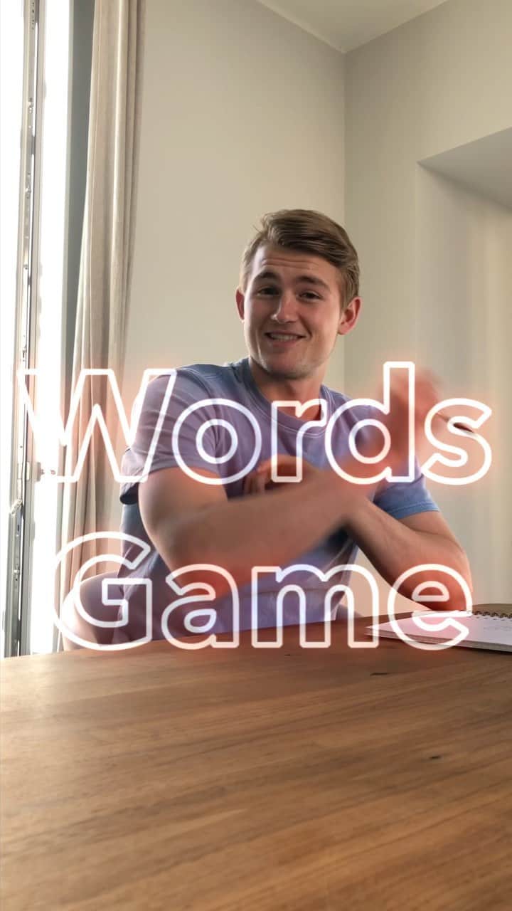マタイス・デ・リフトのインスタグラム：「Trying to speak a few words in Italian in a funny game with @annekeemolenaar! 😄⠀ ⠀ Please feel free to correct us in the comments! 😉⠀ ⠀ Scuola di italiano 🇮🇹⠀ ⠀」